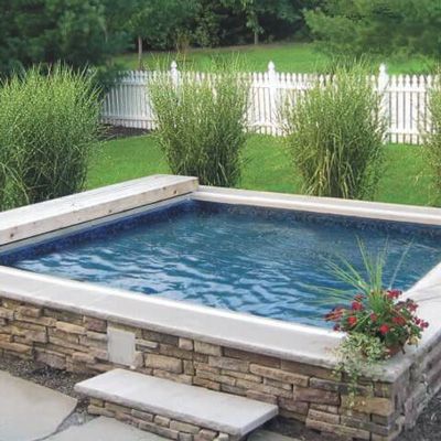 Moderný bazen v malej zahrade